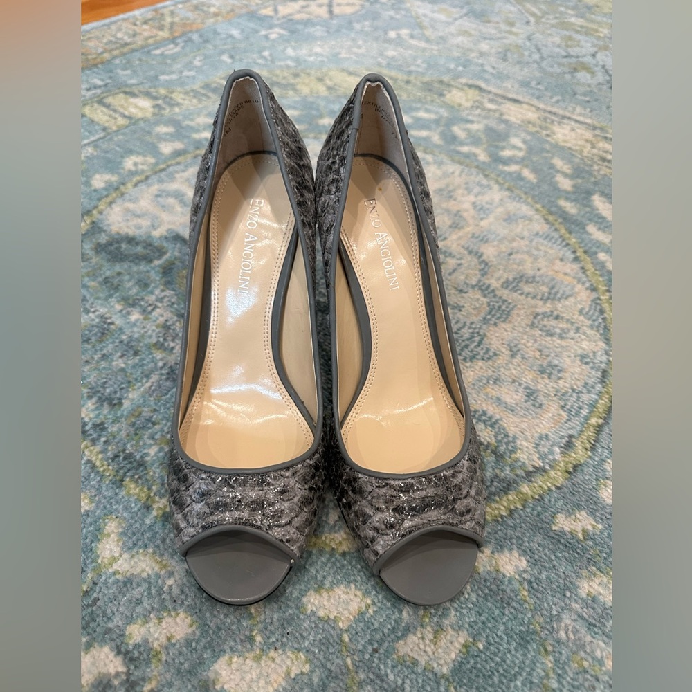 Enzo Angiolini Sz 7.5 stilettos in a grey animal skin pattern. NWOT.